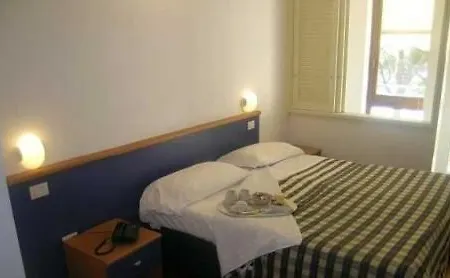 Byron Ξενοδοχείο 4*